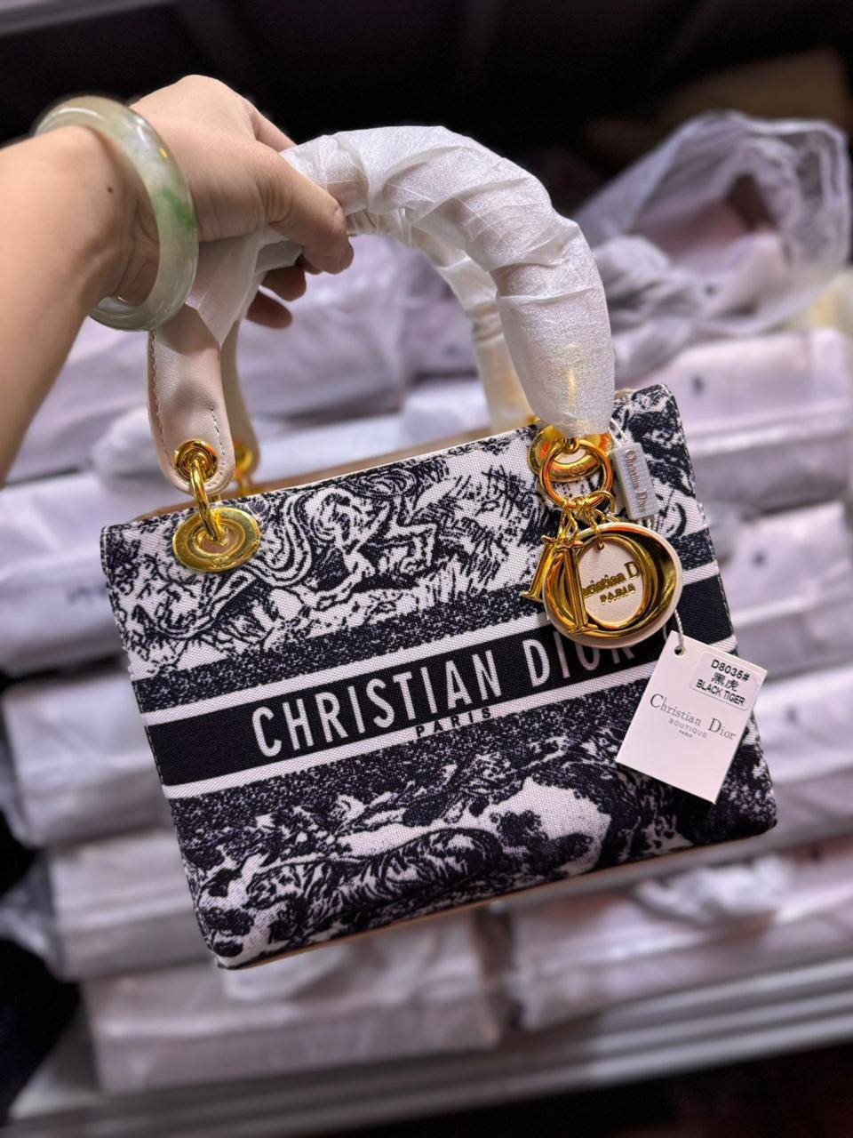 💗 Lady Dior
1⃣️ First quality
Size : 24 * 20 cm
85 dhs🇦🇪🇦🇪

Zain115
♥️♥️♥️