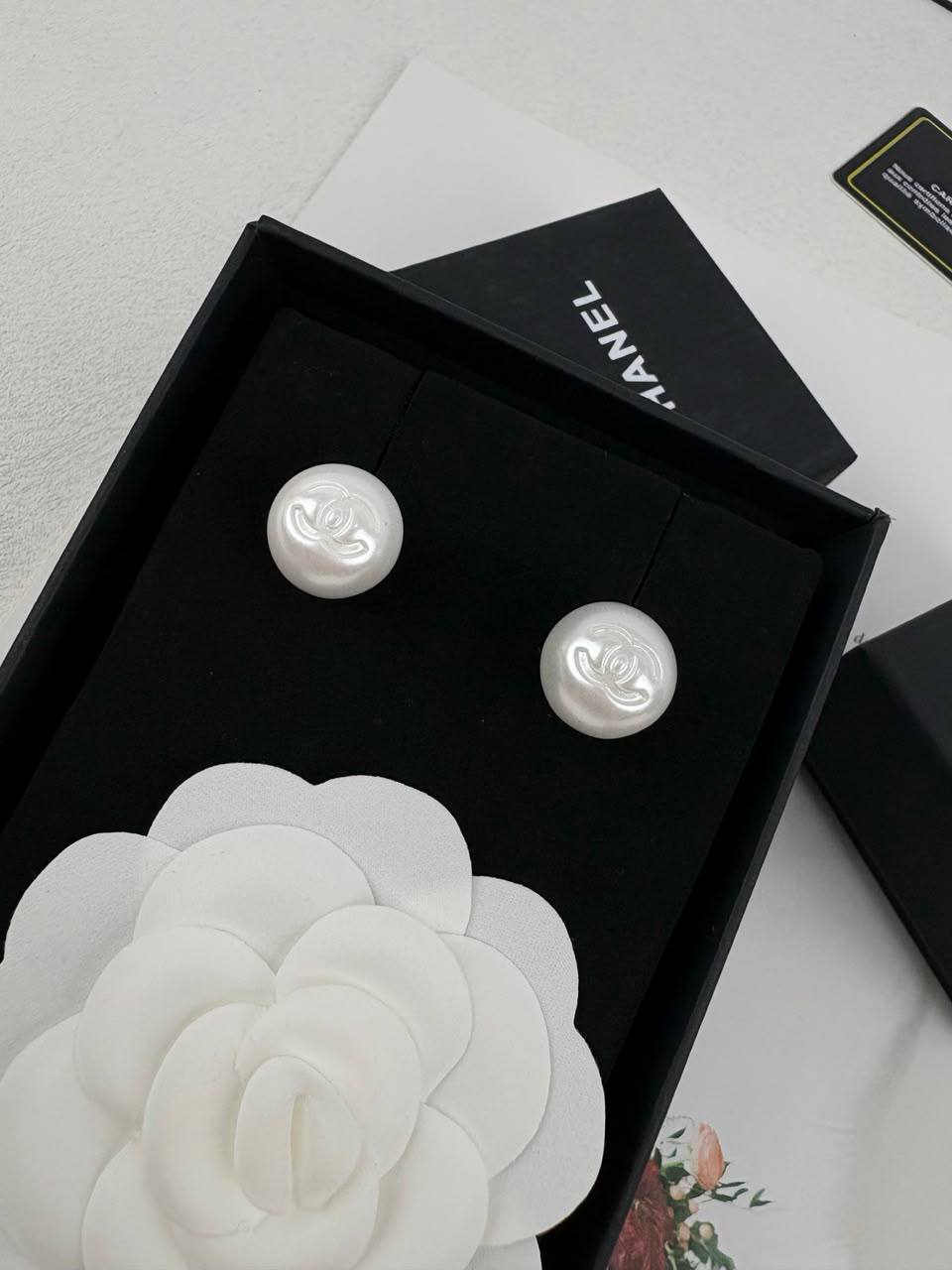 CHANEL 
Earring 🦋
Master quality 💯
With normal boxes 🗃️ 
55 dhs🇦🇪🇦🇪

With master box 📦 
70 dhs🇦🇪🇦🇪

Zain216
♥️♥️♥️