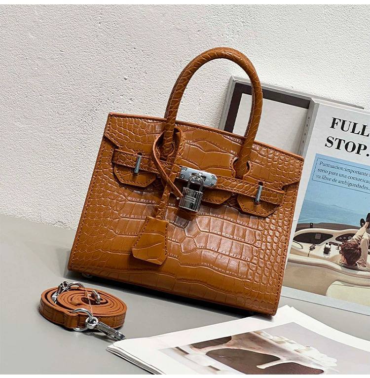 HERMES
Best quality 

with box
🎁🎁🎁

110 dhs✅
size 20Cm

Zain290
♥️♥️♥️