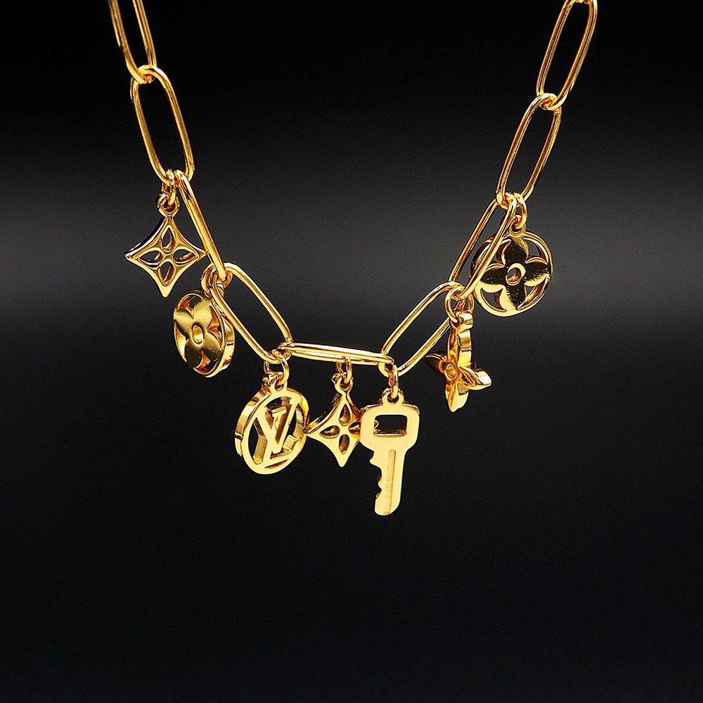 LV ❤️‍🔥*
Necklace ✨
Bracelet 🦋
Master quality 💯
With normal boxes 🗃️ 
95 dhs🇦🇪
With master box 📦 
110 dhs🇦🇪

Zain216
♥️♥️♥️