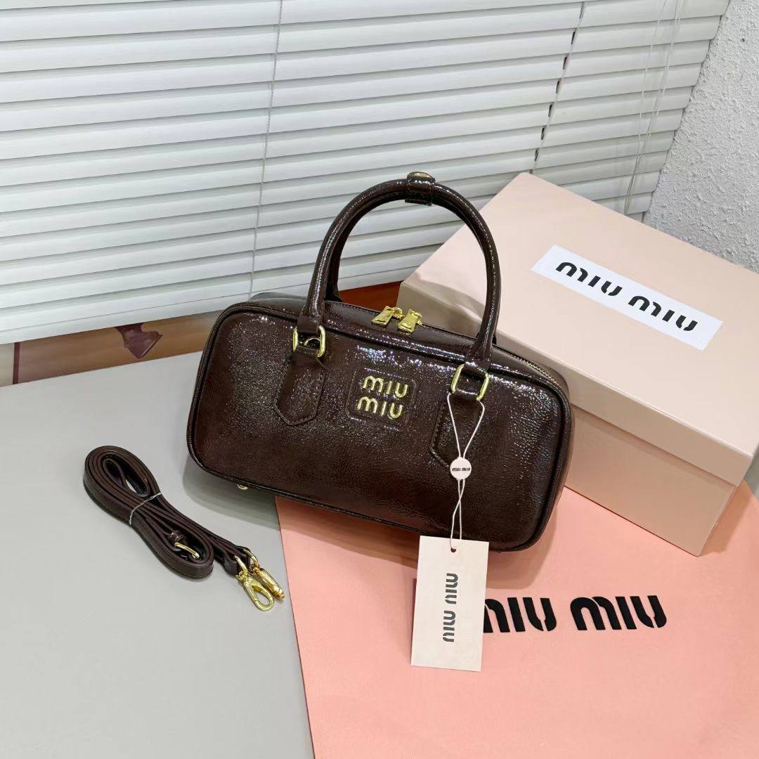 MIU MIU

BEST QUALITY 

WITH BOX’S 
🎁🎁🎁

90 dhs✅
SIZE 23CM

Zain290
♥️♥️♥️