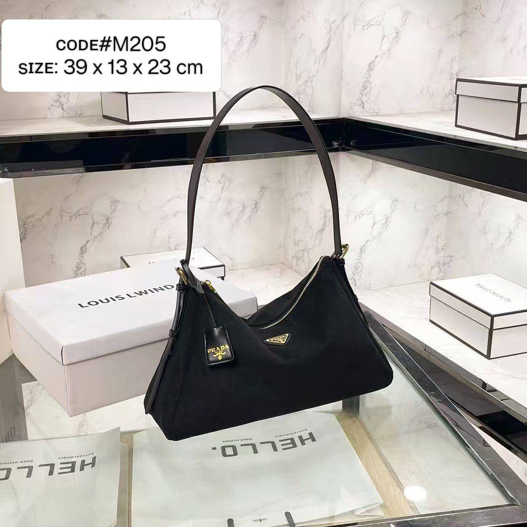 Dior Beauty pouch 
New arrival 
With the box 🥰
65 dhs❤️

Zain107
♥️♥️♥️