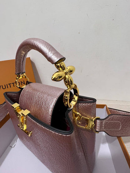 LV

105 dhs🪙🌨️
with box
🎁🎁🎁

size 20cm

Zain26
♥️♥️♥️