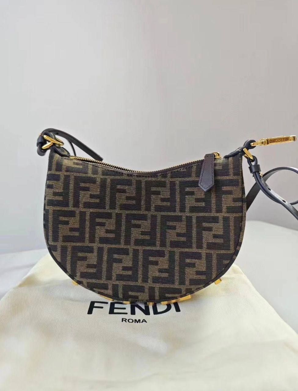Fendi
100 dhs🌺
SIZE：big
Good-quality 

with box
🎁🎁🎁

Zain35
♥️♥️♥️
