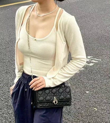 Dior woc

1⃣️ First quality +🎁

Size : 21 * 12 cm
110 dhs🇦🇪
 with box 🎁

Zain115
♥️♥️♥️