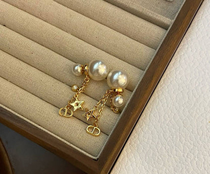 Dior ❤️‍🔥*
Earring ✨
Master quality 💯
With normal boxes 🗃️ 
45 dhs✅
With master box 📦 
60 dhs✅

Zain216
♥️♥️♥️