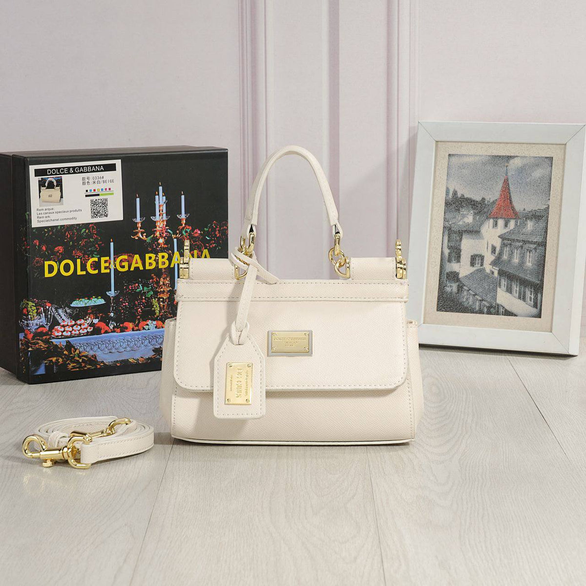 Dolce&Gabbana 

good quality 

with box 
110 dhs🇦🇪🇦🇪🇦🇪

Zain295
♥️♥️♥️