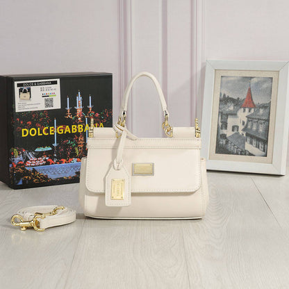 Dolce&Gabbana 

good quality 

with box 
110 dhs🇦🇪🇦🇪🇦🇪

Zain295
♥️♥️♥️