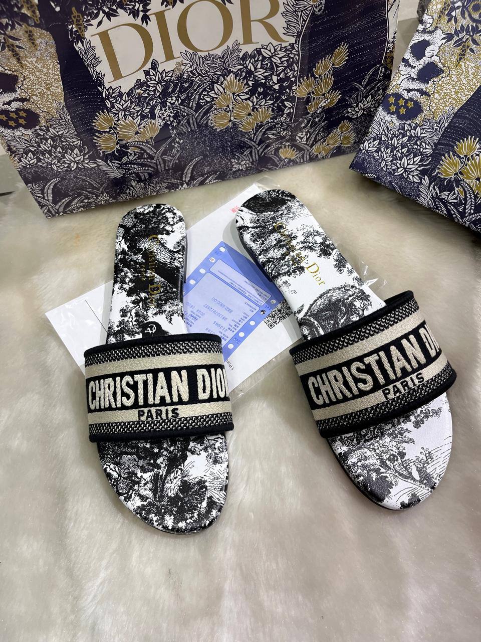 Dior slipper  
Size;36 to 42
85 dhs🪙🪙

Zain241
♥️♥️♥️