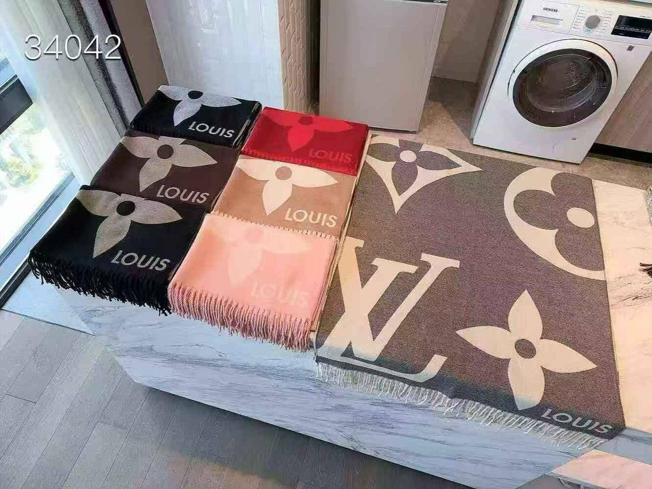 Scarf
Winter scarf cashmiri 
good quality
45 dhs❣️

Zain278
♥️♥️♥️