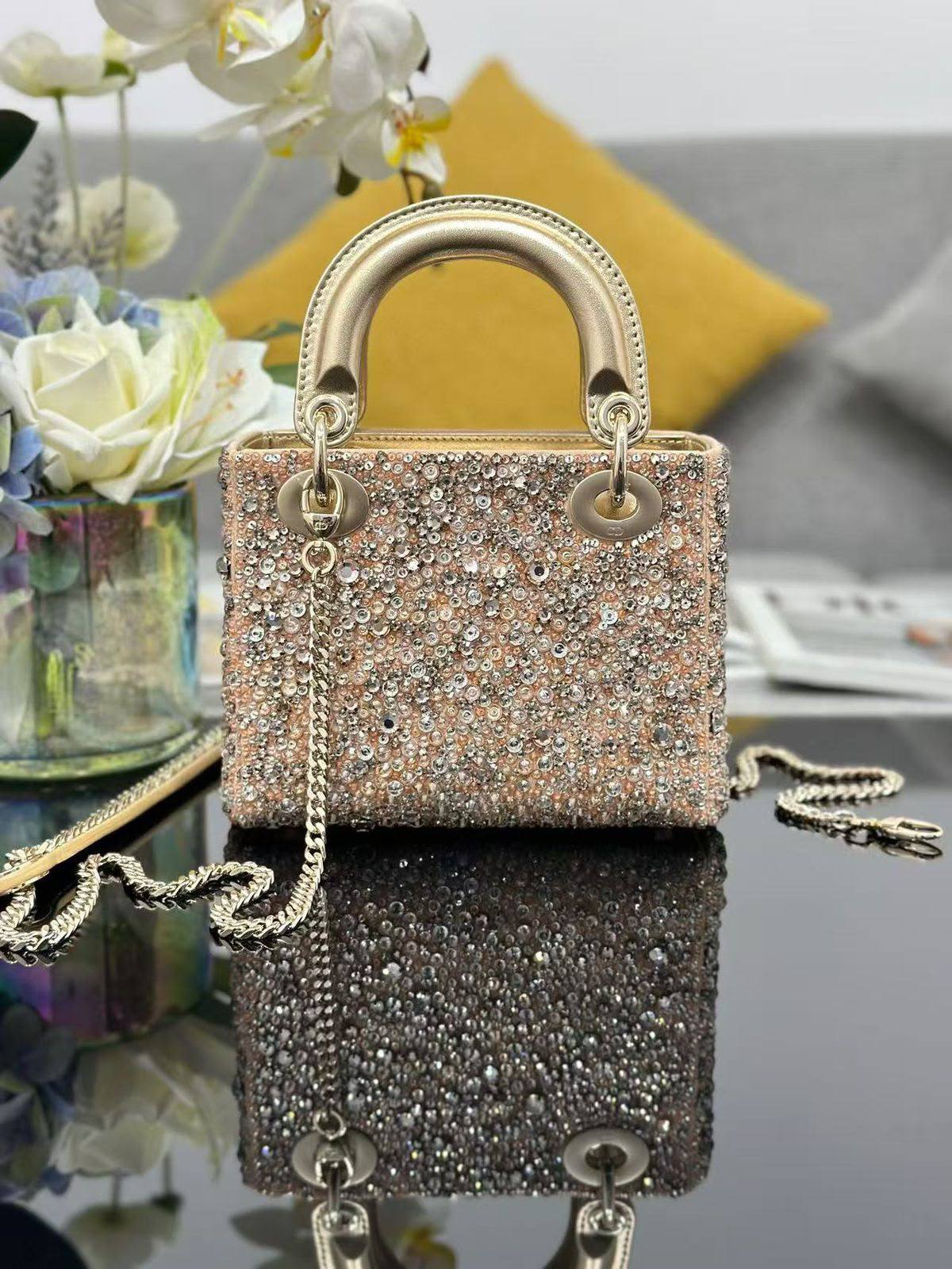 Lady Dior
*Size 17 cm*
For Price 👇 WhatsApp✅
0568585901 
0507557372
0552275751 Owner Zain 👌

Zain274
♥️♥️♥️