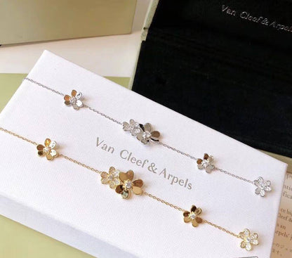 VCA ❤️‍🔥*
Bracelet 🐦‍🔥
Master quality 💯
With normal boxes 📦 
60 dhs✅
With master box 🗃️ 
95 dhs✅

Zain216
♥️♥️♥️