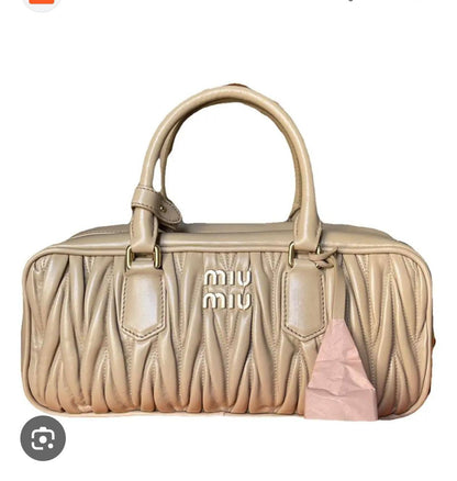 Miu Miu
good quality 
100 dhs❣️

Zain200
♥️♥️♥️
