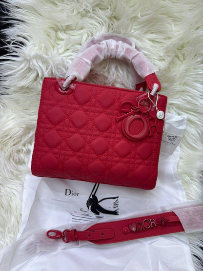 Lady Dior 

1️⃣ First Quality

Size: 24 * 19 cm

100 dhs🇦🇪🇦🇪

Zain115
♥️♥️♥️