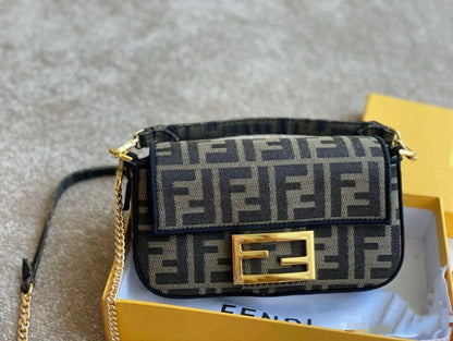 ❤️ Fendi Small baguette
1️⃣ First quality +🎁
Size : 20 * 10 cm
80 dhs🌺
with box🎁

Zain115
♥️♥️♥️
