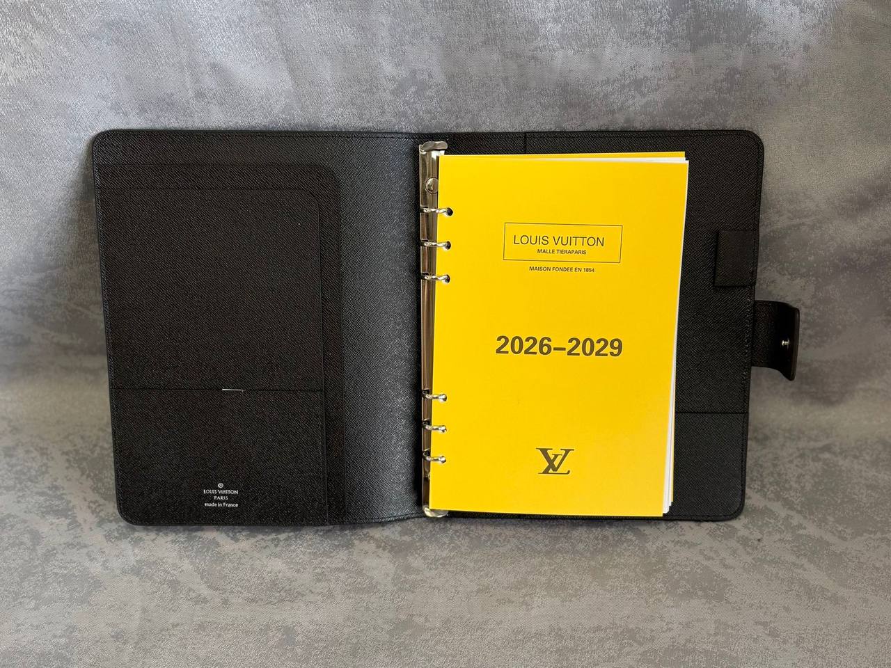 LV
Agenda 
350 dhs💓

Zain179
♥️♥️♥️