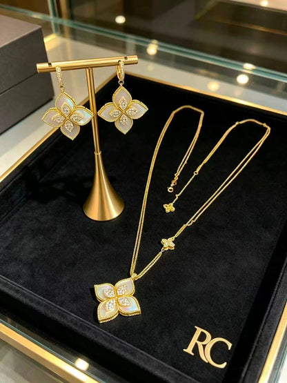 RC 
ROBERTO COIN
SET MASTER✨💫
NECKLACE EARRINGS
190  DHS✅
WITH BOX AND PAPER BAG🛍️🎁

Zain89
♥️♥️♥️