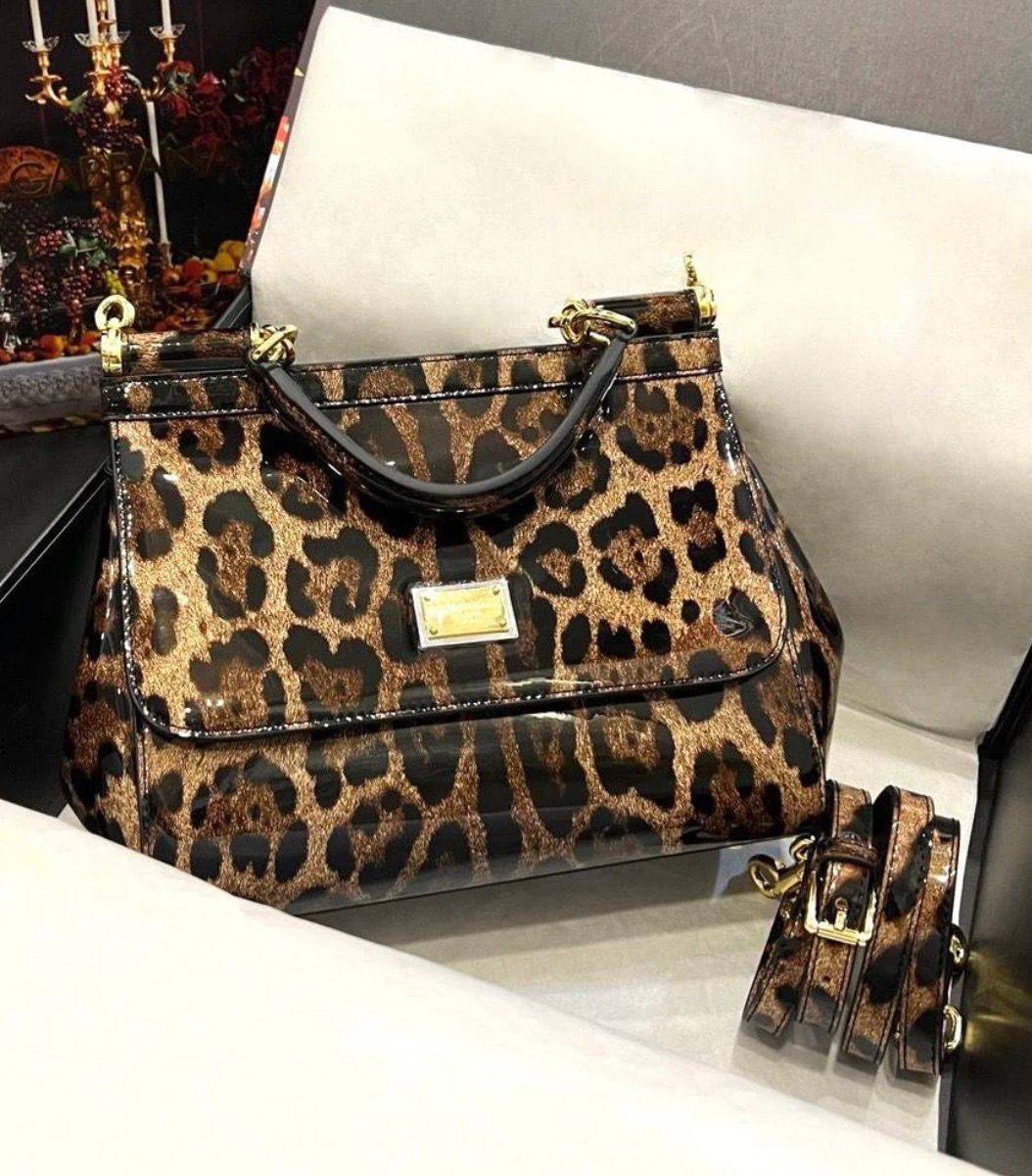 D&G
100 dhs✅
size：22cm
good-quality

with box

Zain35
♥️♥️♥️