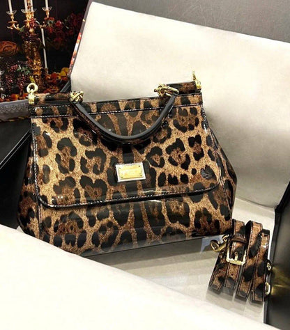 D&G
100 dhs✅
size：22cm
good-quality

with box

Zain35
♥️♥️♥️