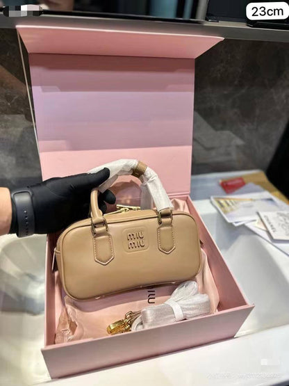 🌷 Miumiu
1⃣️ First quality +🎁
Size : 23 * 8 * 11 cm
85 dhs✅
with box🎁

Zain115
♥️♥️♥️