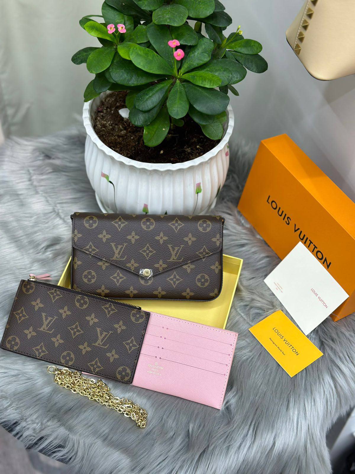 LV   

SIZE. 22CM  

Withbox

90 dhs🇦🇪🇦🇪

Zain51
♥️♥️♥️