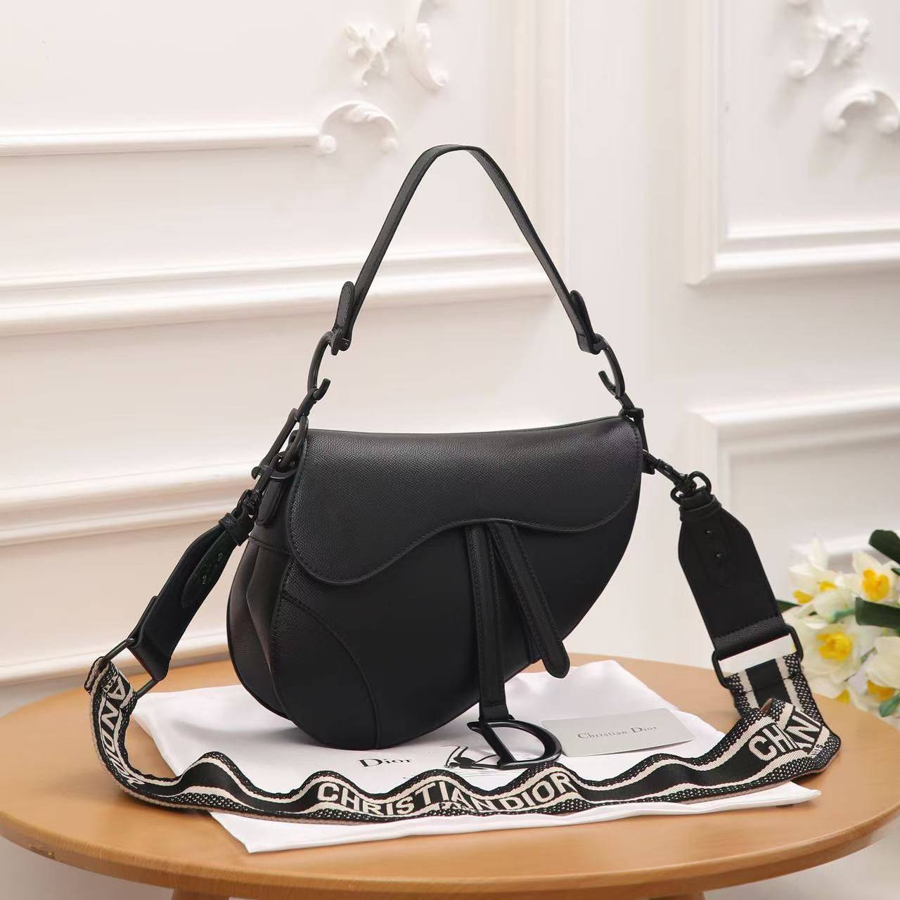 Dior

100 dhs🪙🌨️ 

Withbox
🎁🎁🎁

Zain143
♥️♥️♥️