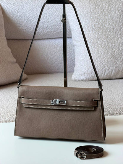 Hermes

 elan 27cm💥Master quality ✅with box📦

380 dhs✅

Zain52
♥️♥️♥️