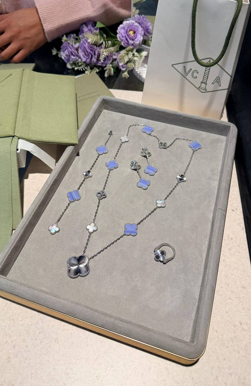*Van Cleef & Arpels* 🤍
↗️ *Super Master Quality ®️*
* *New Collection* 
 Magic Alhambra transformable long necklace, 15 motifs , Earings &  Ring
Full set
*380 dhs💓* with *Normal* Box and bag
*445 dhs💓* with *Orignal* Packaging 🎁

Zain209
♥️♥️♥️