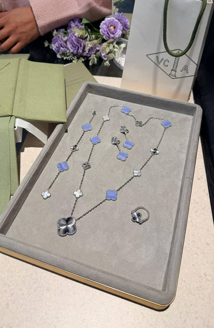 *Van Cleef & Arpels* 🤍
↗️ *Super Master Quality ®️*
* *New Collection* 
 Magic Alhambra transformable long necklace, 15 motifs , Earings &  Ring
Full set
*380 dhs💓* with *Normal* Box and bag
*445 dhs💓* with *Orignal* Packaging 🎁

Zain209
♥️♥️♥️