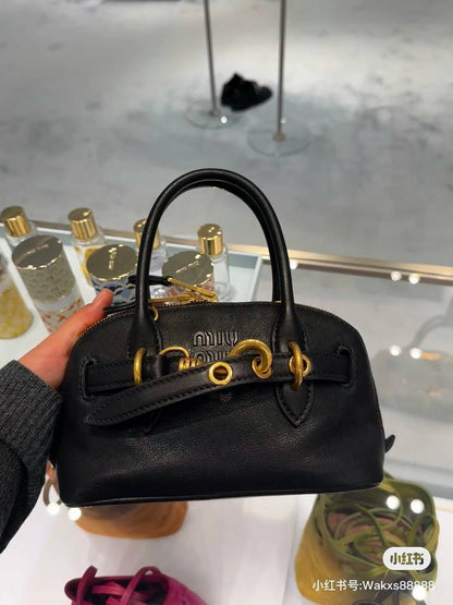 Miu Miu
New arrival, good quality, 
size, 23*14 cm
100 dhs🪙🌨️

Zain12
♥️♥️♥️