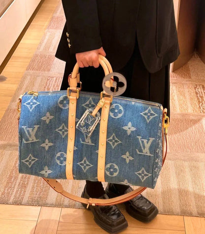 LV
 TRAVELLING BAG 
COPY ONE 
190 dhs✅
with leather, very nice quantity) 

Zain39
♥️♥️♥️