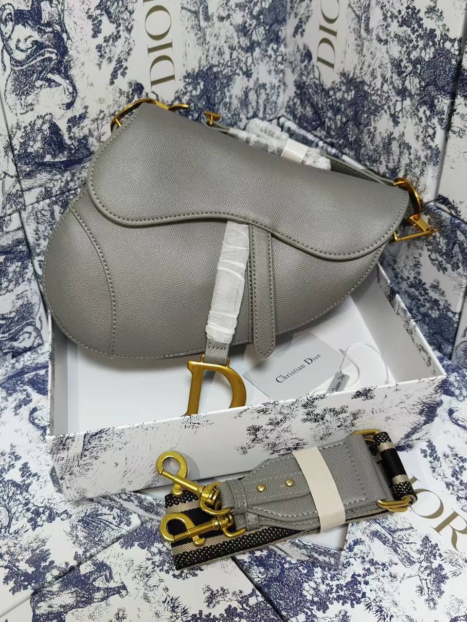 Dior 

with box
🎁🎁🎁

115 dhs🪙🌨️

Zain177
♥️♥️♥️