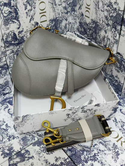 Dior 

with box
🎁🎁🎁

115 dhs🪙🌨️

Zain177
♥️♥️♥️