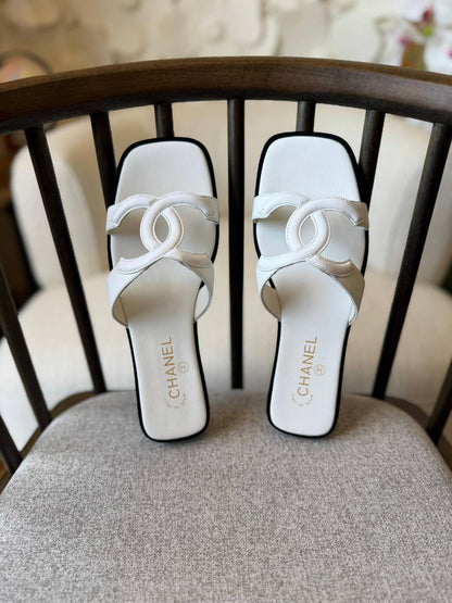 Chanel
𝑨𝑨𝑨 𝑸𝒖𝒂𝒍𝒊𝒕𝒚
𝑺𝒊𝒛𝒆 𝟑5 𝒕𝒐 𝟒2 
450 dhs✅

Zain81
♥️♥️♥️