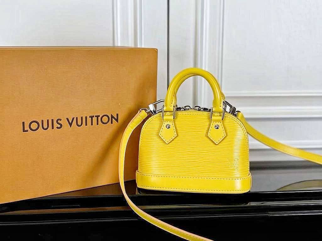 LV
 NEW CAME MINI SIZE 
WITH BOX 
🎁🎁🎁

90 dhs👑
SIZE : 18cm

Zain39
♥️♥️♥️