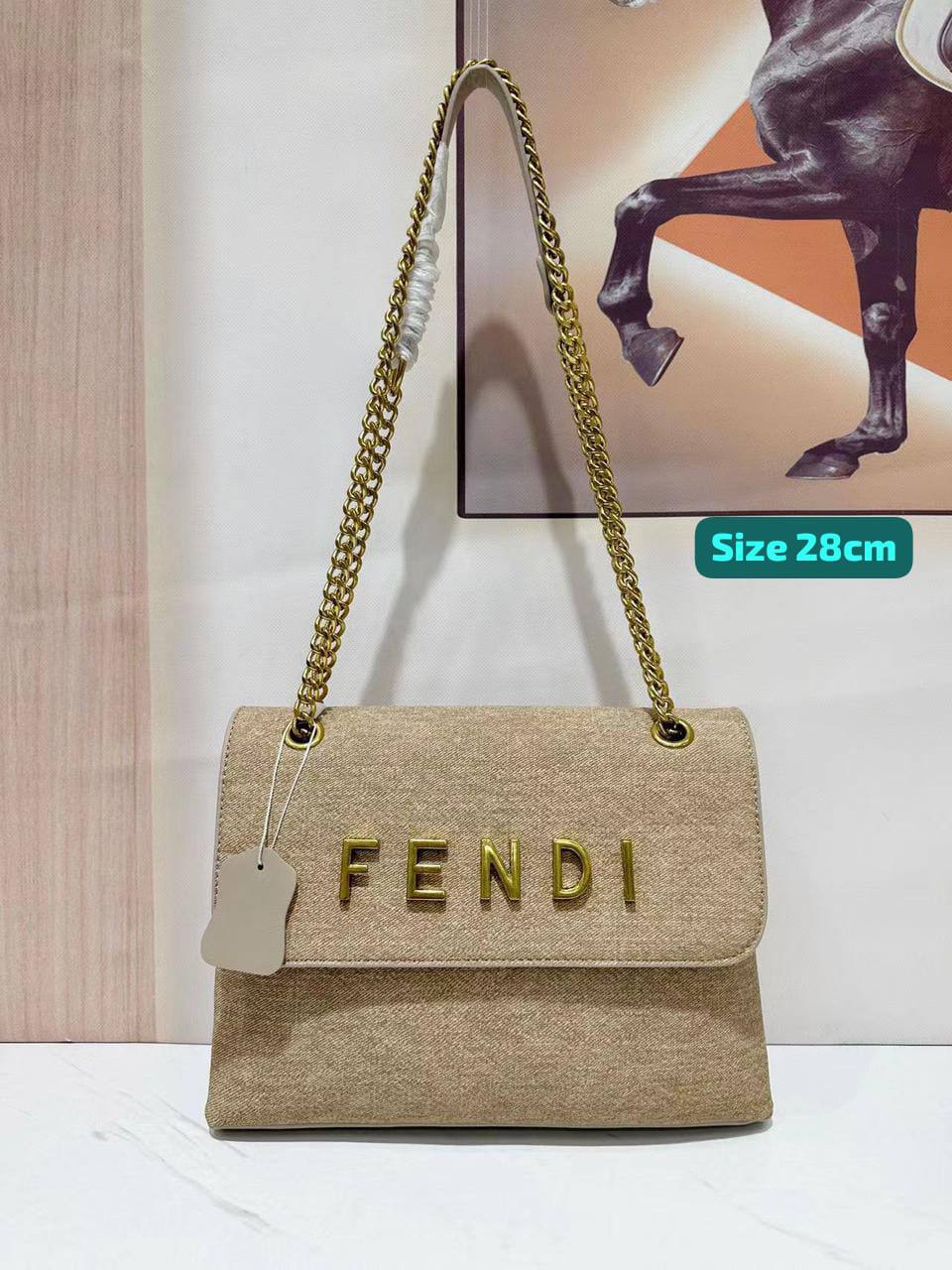 Fendi

Good quality 

with box 
🎁🎁🎁

105 dhs❣️

Zain186
♥️♥️♥️