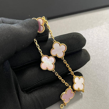 VCA 
Bracelet 🦋
Master quality 💯
With normal boxes 🗃️ 
75 dhs✅

With master box 📦 
120 dhs✅

Zain216
♥️♥️♥️