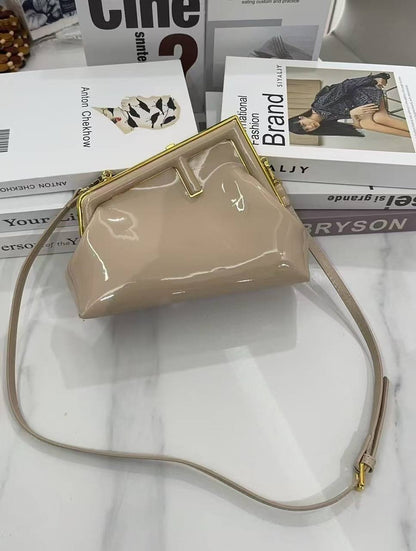 Fendi 

120 dhs✅

with box
🎁🎁🎁

Zain235
♥️♥️♥️