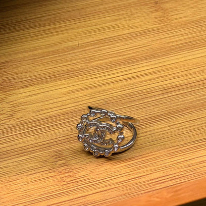 CHANEL ❤️‍🔥*
Ring 💍 
Free size 
Master quality 💯
With normal boxes 🗃️ 
45 dhs✅
With master box 📦 
55 dhs✅

Zain216
♥️♥️♥️