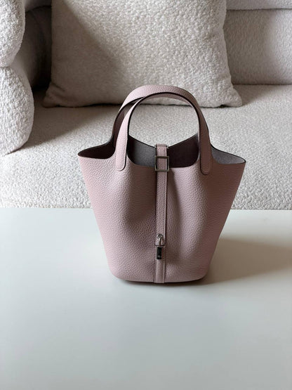 Hermes
picotin 18cm💥Master quality ✅

with box📦

340 dhs✅

Zain52
♥️♥️♥️