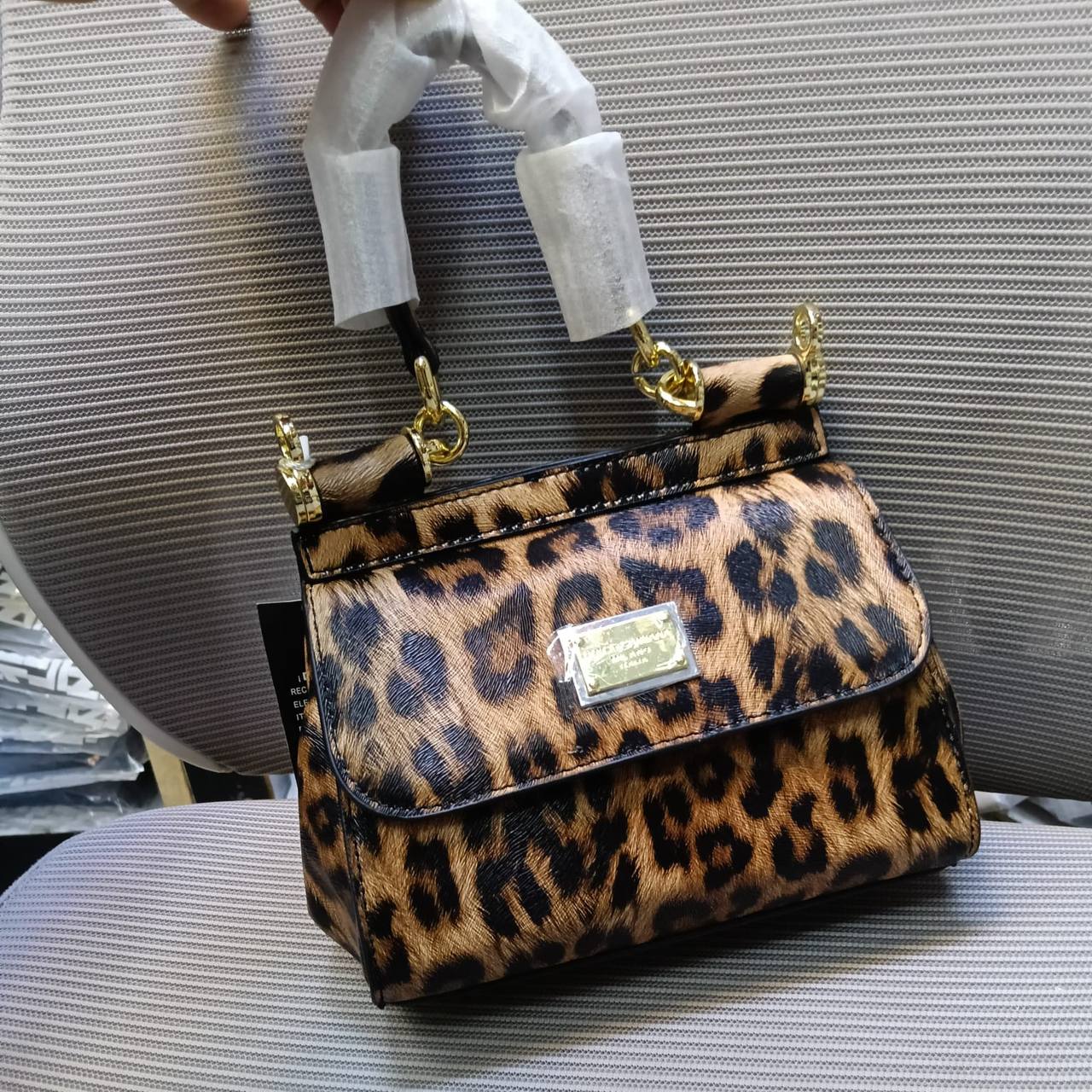 D&G
105 dhs✅
with box
size 20cm

Zain26
♥️♥️♥️
