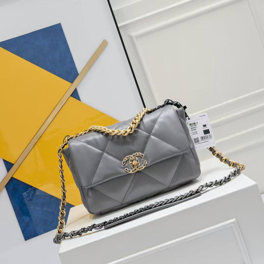 New arrival 
Chanel🙋🏻🙋🏻🌹🌹
Master
26cm 💕💕
420 dhs🪙💕

Zain228
♥️♥️♥️