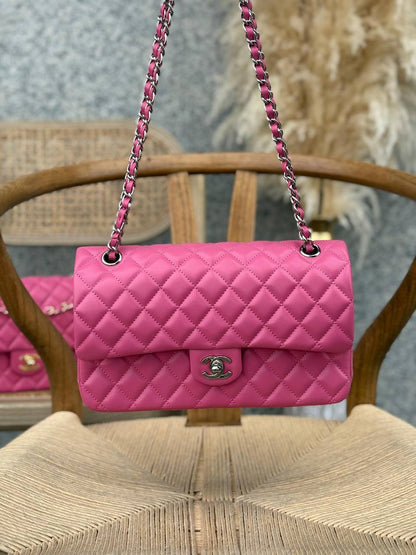 CHANEL
25cm
370 dhs✅
Top quality 
With box🎁

Zain167
♥️♥️♥️