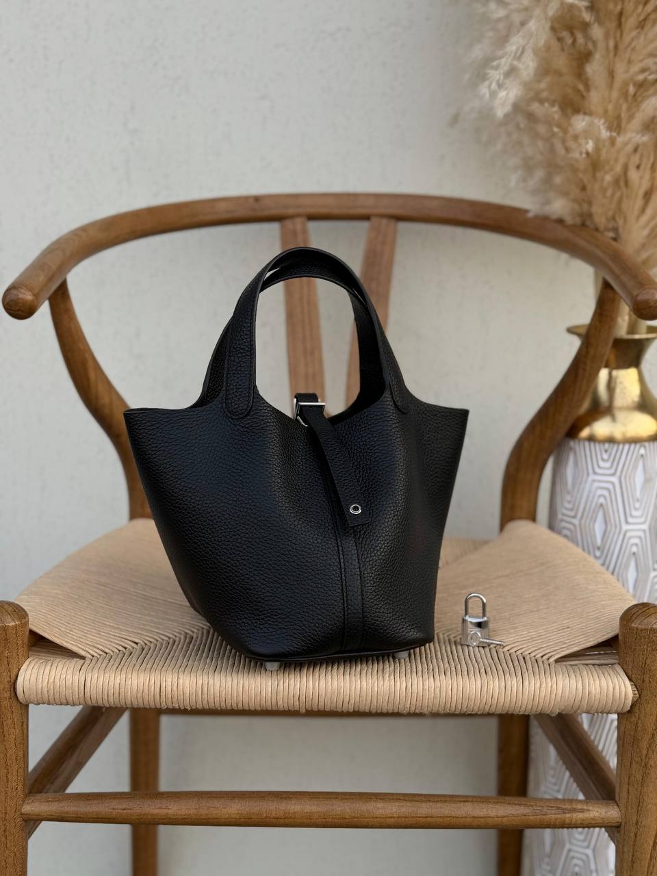 Available again✨✨✨
HERMES
18cm
370 dhs🪙🌨️
Top quality 
With box🎁

Zain167
♥️♥️♥️