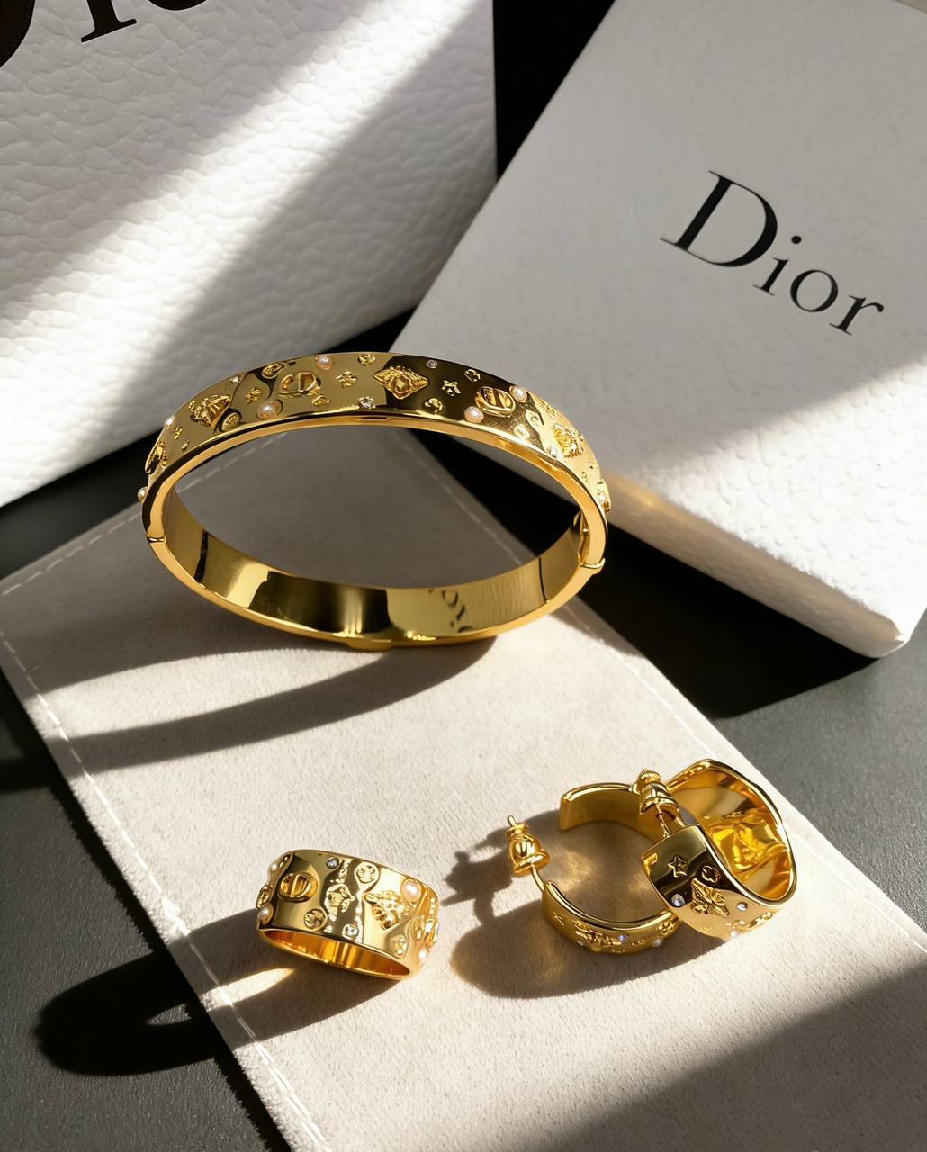 Dior SET
Master 💫✨
BANGLE
RING
EARRINGS
160 DHS✅
 WITH BOX AND PAPER BAG🎁🛍️

Zain89
♥️♥️♥️