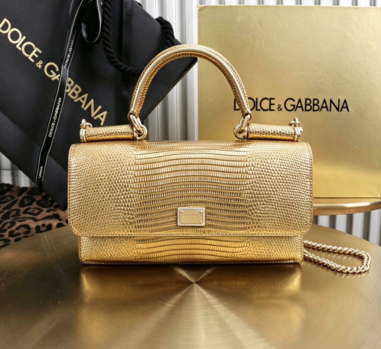 D&G
100 dhs✅
Good-quality 

with box
🎁🎁🎁

Zain35
♥️♥️♥️
