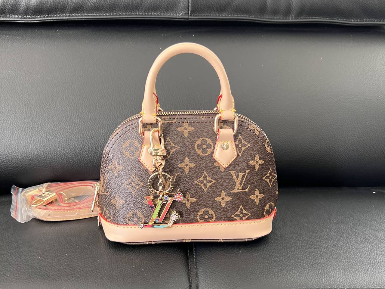 LV
110 dhs✅

With box 
🎁🎁🎁

high quality20cm

Zain26
♥️♥️♥️