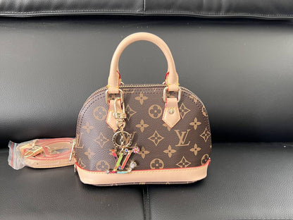 LV
110 dhs✅

With box 
🎁🎁🎁

high quality20cm

Zain26
♥️♥️♥️