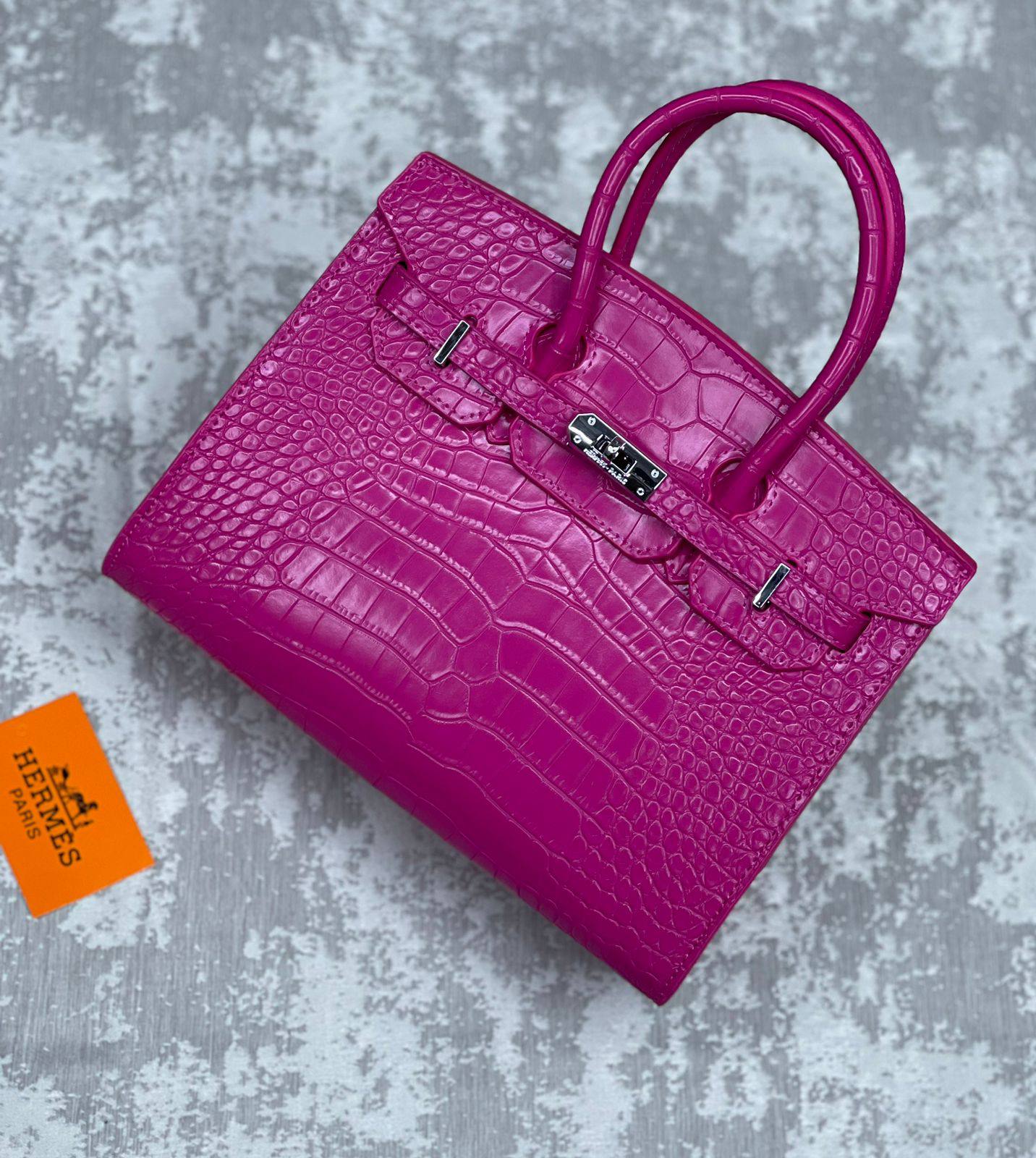 Hermes
115 dhs❣️
Size 25 cm.

Zain175
♥️♥️♥️