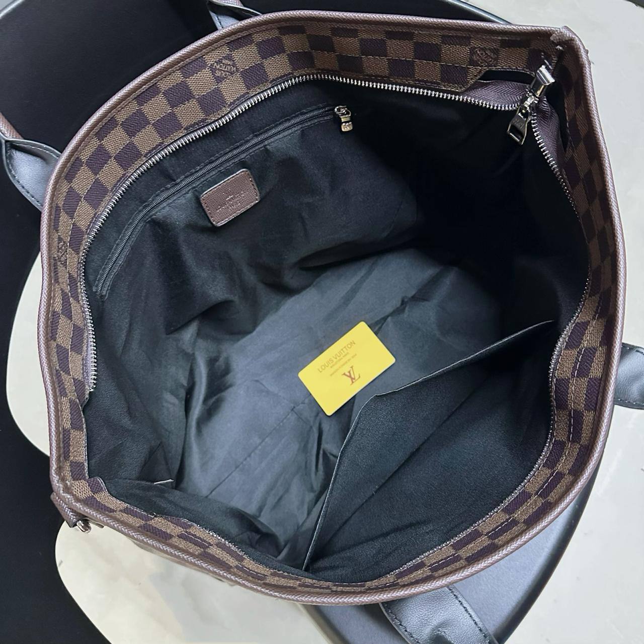 LV
 BRIEFCASE 
 GOOD QUALITY UNISEX
110 dhs✅
……(can be used as a computer bag )

Zain295
♥️♥️♥️